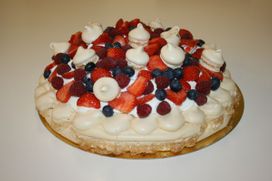S49) Pavlova med gode kremer og bær