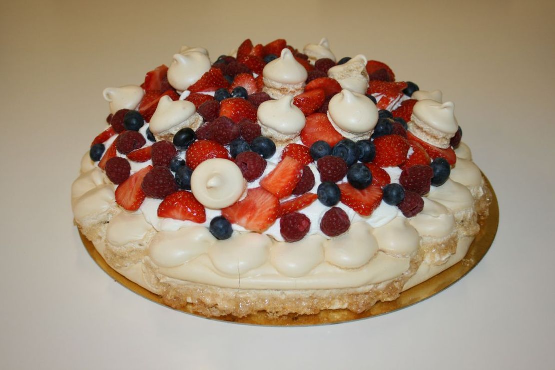 S49) Pavlova med gode kremer og bær
