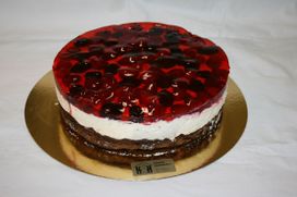 S51) Brownie bunn dynket i Grand Marnier likør, SaraB sjokoladekrem, blodappelsinfromasj, bringebær, bjørnebær og gele.