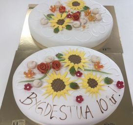 S81) Pyntet med solsikker