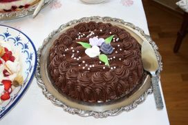 S52) Pyntet sjokoladekake