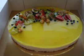 S67) Ostekake med gele og bær