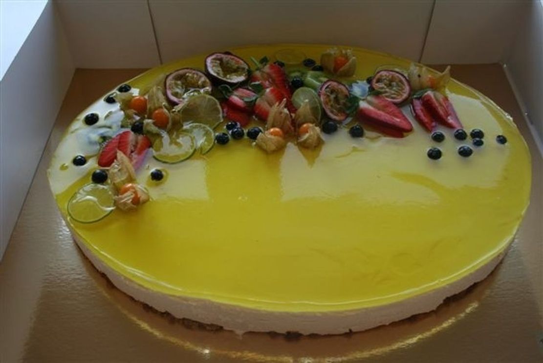 S67) Ostekake med gele og bær