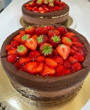 B87) Brownie, sjokoladekrem, garnache og jordbær