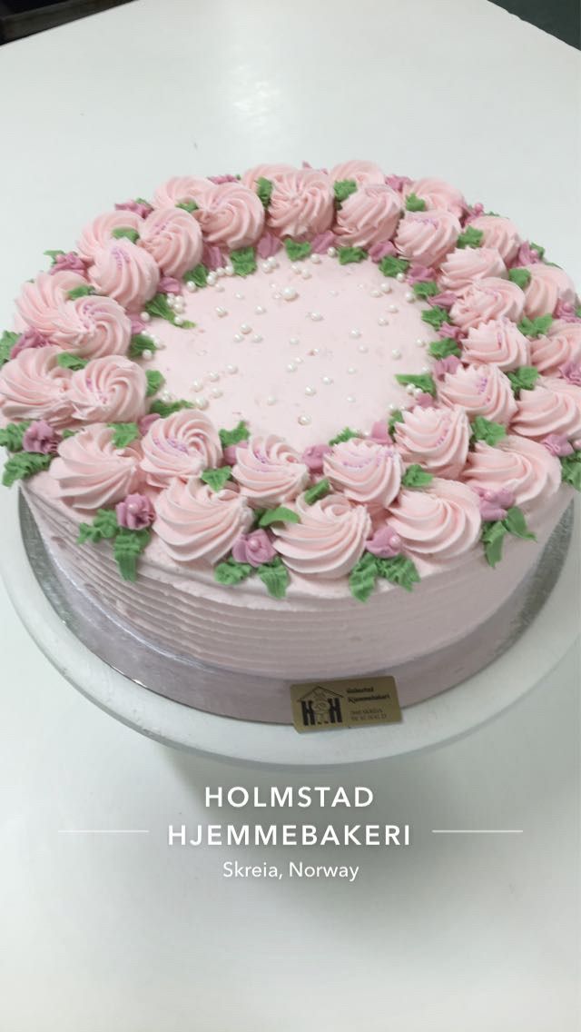 S79) Rosa kake med smørkrem utenpå